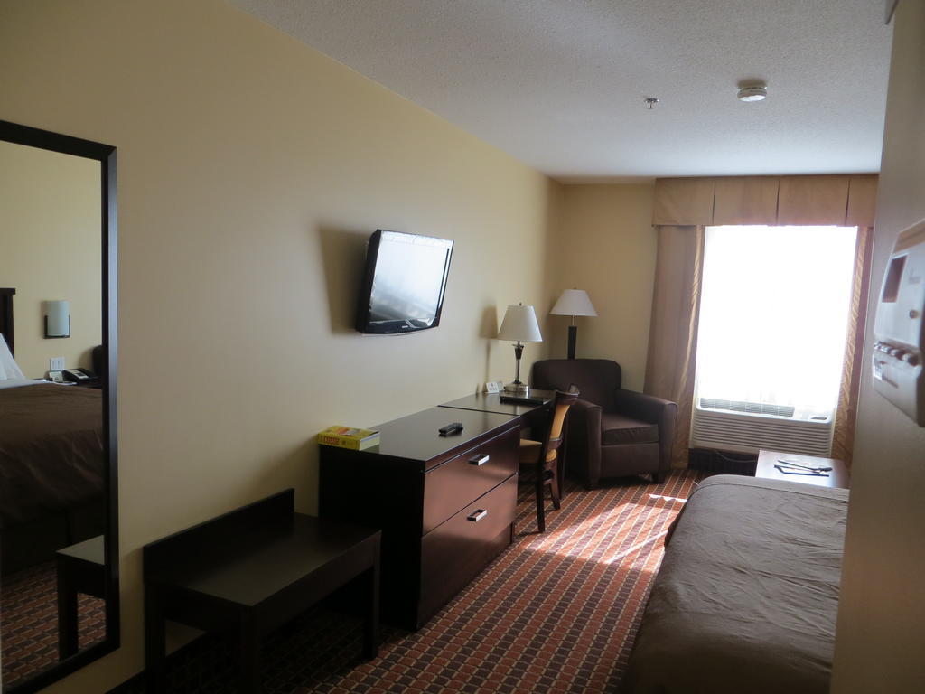 Poplar Tree Inn Stoughton ภายนอก รูปภาพ