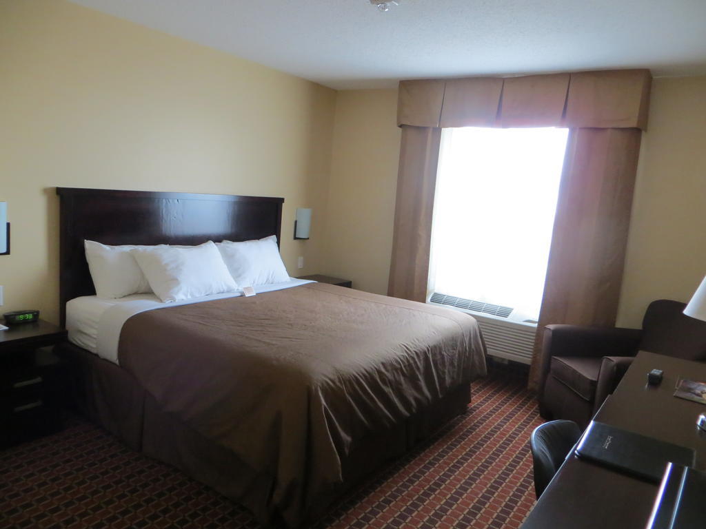 Poplar Tree Inn Stoughton ภายนอก รูปภาพ