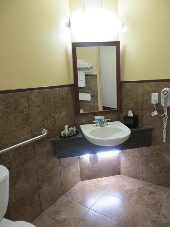 Poplar Tree Inn Stoughton ภายนอก รูปภาพ